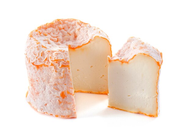 Langre fermier Käse auf Weiß