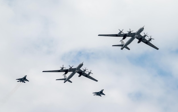 Langstrecken-U-Boot-Verteidigungsflugzeuge und trägergestützte Kämpfer bei der Main Naval Parade