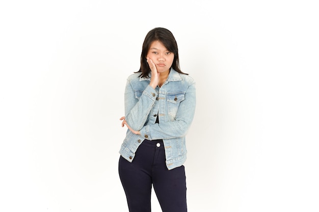 Langweilige Geste der schönen asiatischen Frau mit Jeansjacke und schwarzem Hemd isoliert auf weiss