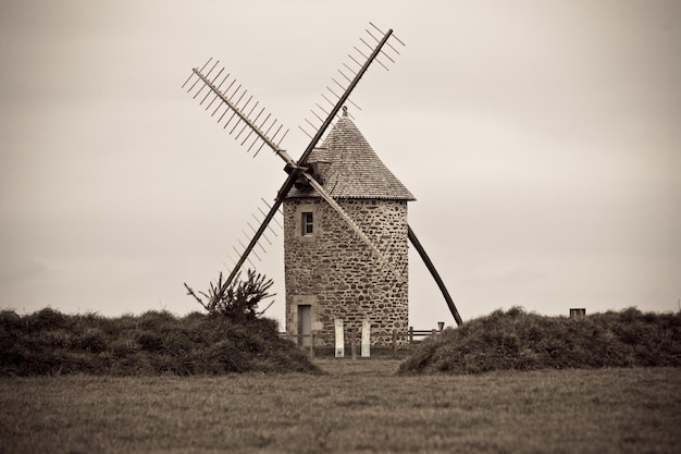 Foto langweilige landschaft mit alter windmühle in der bretagne, westfrankreich