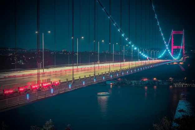 Langzeitbelichtung Bosporus-Brücke mit trendigen Farben