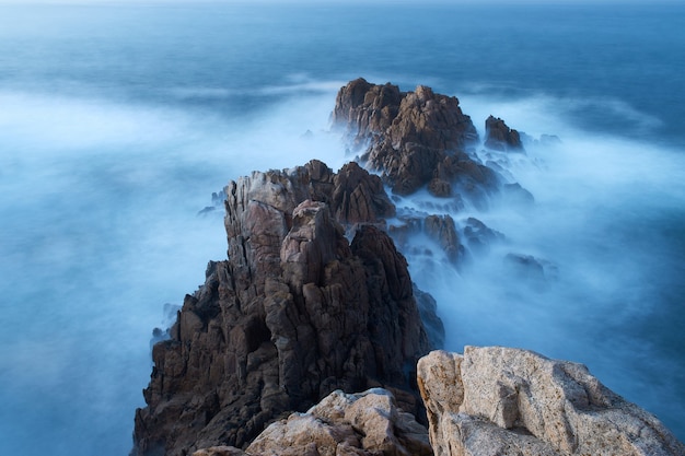 Langzeitbelichtung der Felsen am Strand