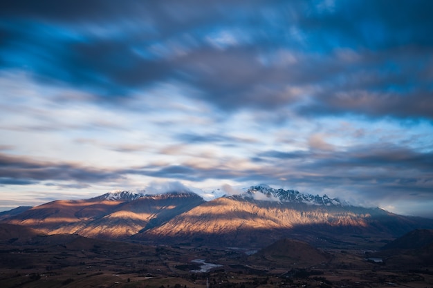 Langzeitbelichtung der Wolke über die Spitze der Remarkables, Wakatipu Basin, Queenstown, Neuseeland