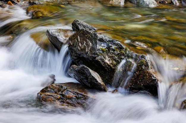 Langzeitbelichtung eines Flussbaches im Bergtal