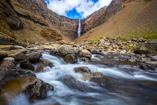 Langzeitbelichtung im wunderschönen Hengifoss-Wasserfall entlang des Flusses. Island