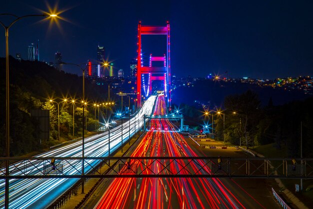 Langzeitbelichtung mit Blick auf den fließenden Verkehr von Istanbul während der Dämmerung