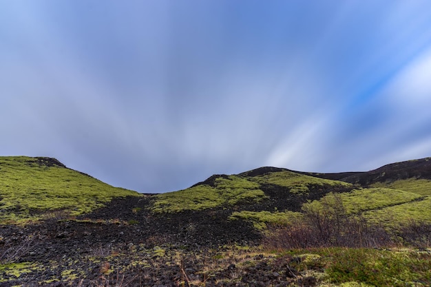 Langzeitbelichtung mit Wolken über dem Vulkankrater