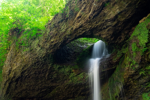 Langzeitbelichtung Murgul Deliklikaya Wasserfall über braunen und grünen Felsen.