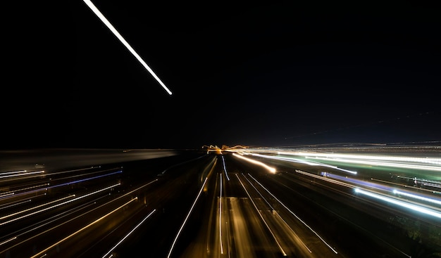 langzeitbelichtung stadtlichter bei nacht