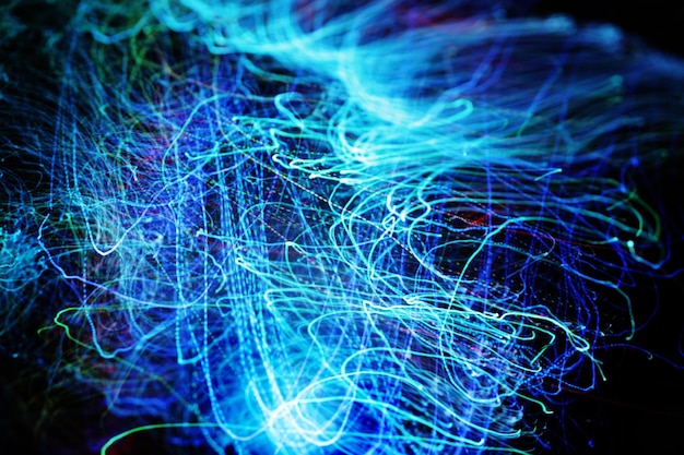 Langzeitbelichtung von faseroptischen Lichtkabeln in LED-neonblauem Leuchten Optik mit Spiralbewegungseffekten für schnelle Datennetzwerk- und Internetnutzung Digitale Zusammenfassung elektrischer Leitungen auf dunklem Hintergrund