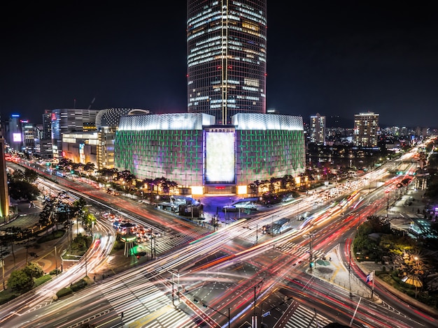 Langzeitbelichtung von Seoul. Stadtkreuzung mit Turm nachts