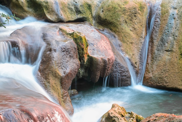 Foto langzeitbelichtung von wasser fallen