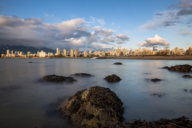 Langzeitbelichtungsansicht vom felsigen Strand der Innenstadt von Vancouver