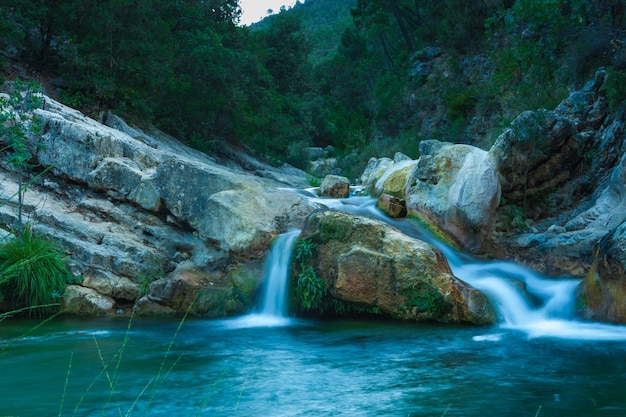 Langzeitbelichtungsbild von Wasser im Fluss von Spanien