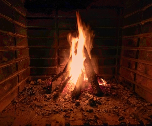 Foto langzeitbelichtungsfeuer im grill