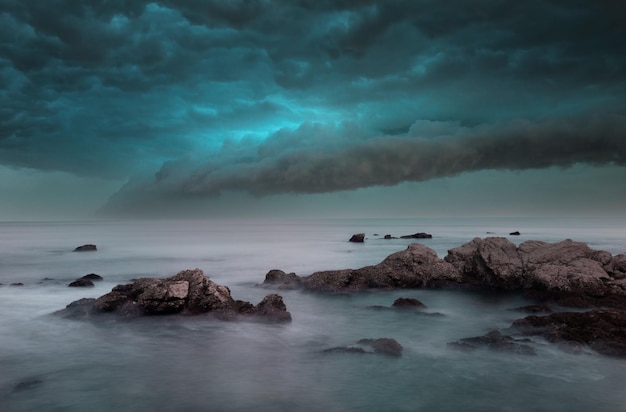 Langzeitbelichtungsfotografie von dramatischen und stürmischen Effekten der Meereslandschaft mit Blitzhintergrund