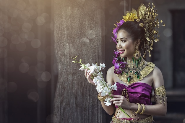 Foto lanna-kleid: thailändisches trachtenkleid, asiatische frau, die typisch trägt