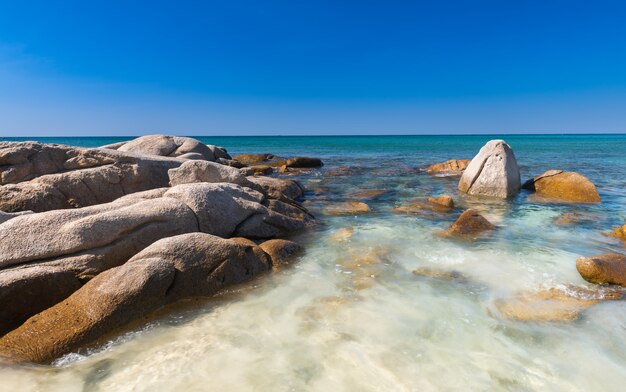 Lanscape-Ansicht von weißen Steinen im blauen Meer.