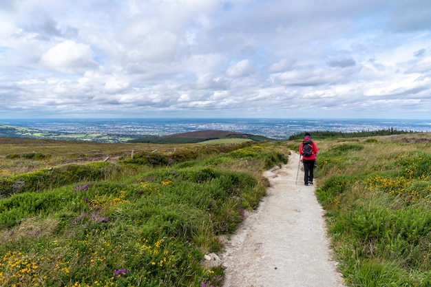 Lanscape of Wicklow Way mit einem Mädchen im Weg und Dublin.