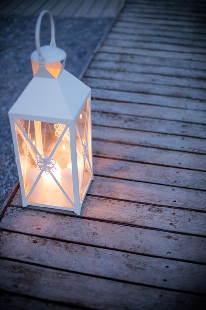Lanterna árabe ao ar livre Vela acesa Luz de velas no escurovelas à noiteFundo romântico ou cartão de saudação noite romântica na praia Cena mística