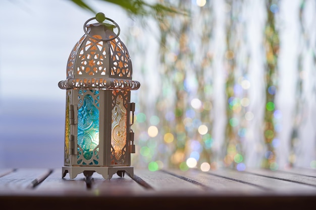 Lanterna árabe ornamental com vela acesa brilhando no mês sagrado muçulmano escuro Ramadan Kareem festivo