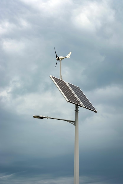 Lanterna com uma lanterna e painéis solares instalados no céu azul