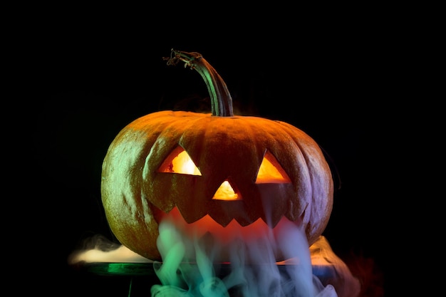 Lanterna de abóbora de Halloween com cara de mal assustadora