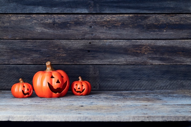 Lanterna de abóbora de Halloween. Doces ou travessuras em uma mesa de madeira