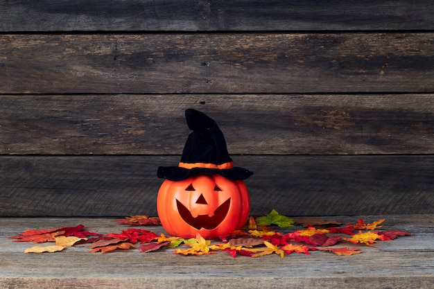 Lanterna de abóbora de Halloween. Doces ou travessuras em uma mesa de madeira