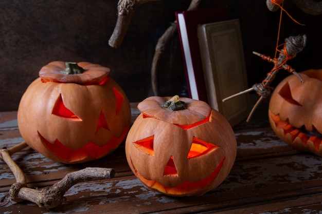 Foto lanterna de abóbora esculpida de halloween assustador com rosto assustador