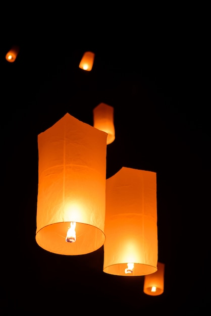 Lanterna de céu flutuante no ano novo tradicional tailandesa, yi peng festival