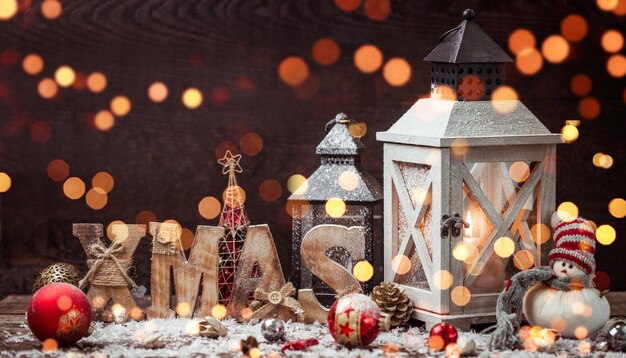 Lanterna de Natal na mesa de neve com decoração festiva.