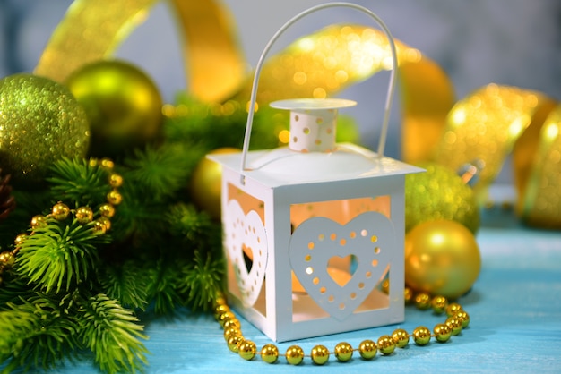Lanterna de Natal, pinheiro e decorações em fundo claro