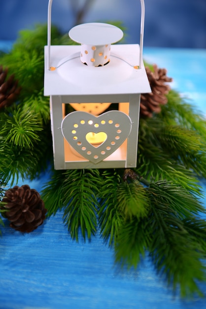 Lanterna de Natal, pinheiro e decorações em fundo claro