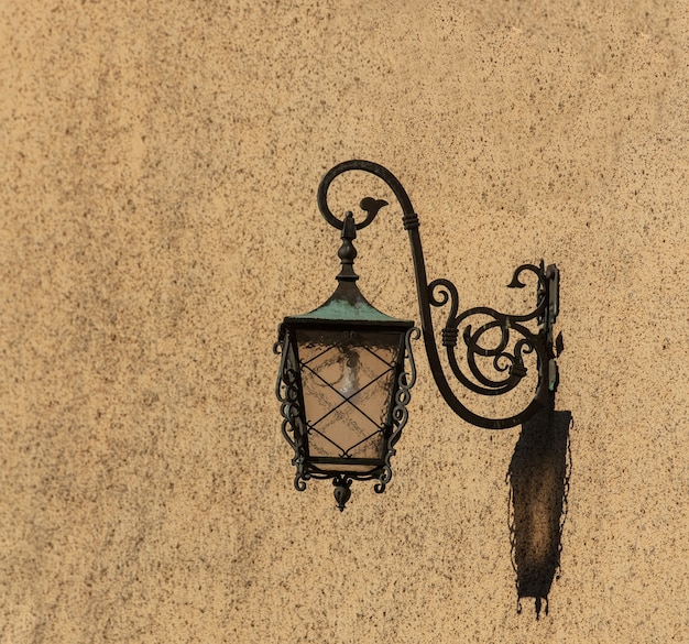 Lanterna de parede vintage em um dia na rua