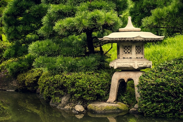 Lanterna de pedra em jardim japonês