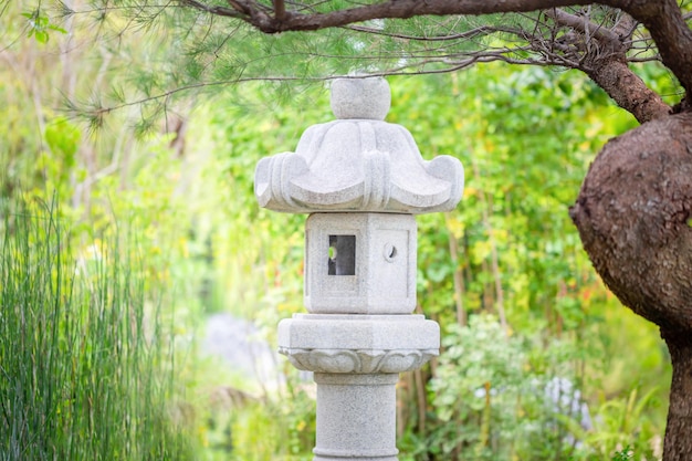 Lanterna de pedra em jardins japoneses