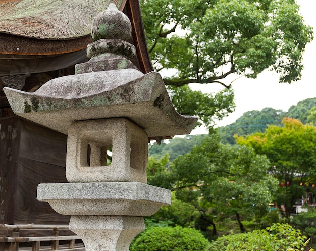 Lanterna de pedra no templo japonês