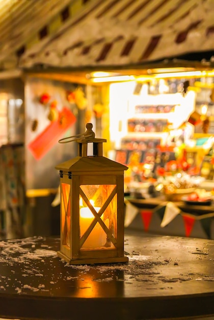 Lanterna de rua no mercado de Natal na noite de Riga, Letônia, Europa Oriental.