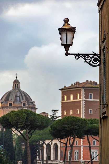 Lanterna de rua velha em Roma