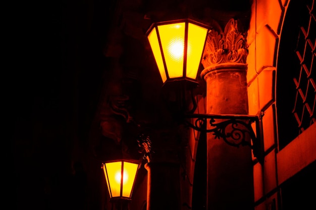 Lanterna de rua velha em uma parede à noite