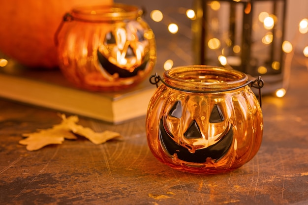 Foto lanterna de vidro de jack de cabeça de abóbora de halloween. decoração de halloween no fundo da mesa de madeira, foco seletivo copiar espaço para texto - imagem