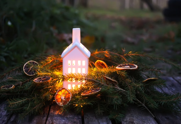 Lanterna decorativa da casa com vela acesa no parque outono à noite.