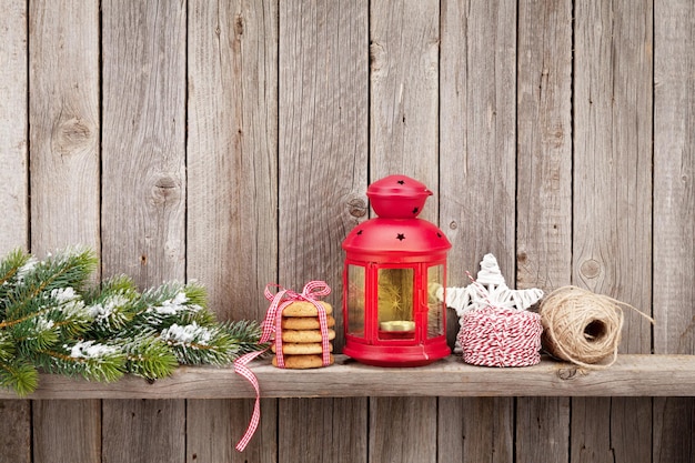 Lanterna e decoração de velas de natal