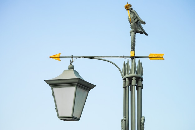 Lanterna em forma de flechas. são petersburgo