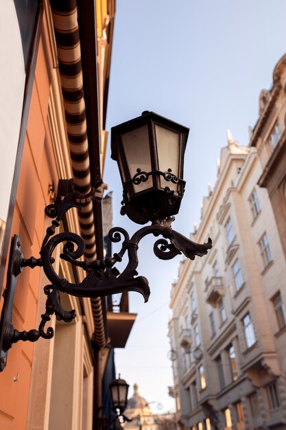 Lanterna forjada antiga na parede. lviv, ucrânia