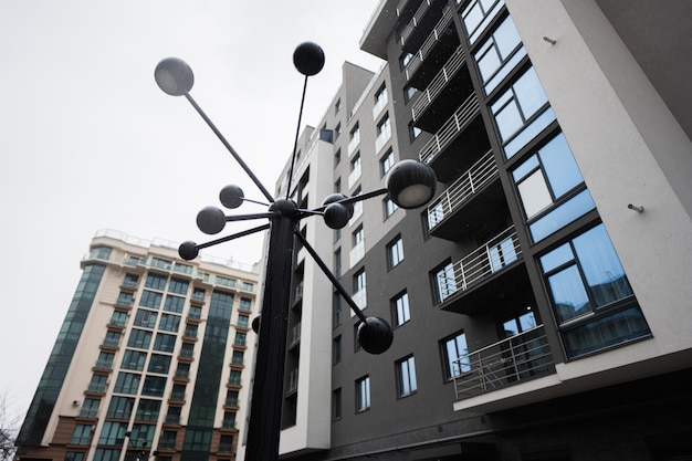 Lanterna futurista contra prédios residenciais modernos de vários andares Fachada de casas novas