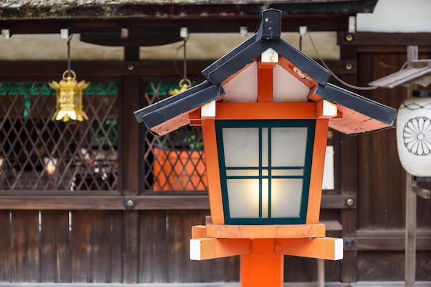 Lanterna vermelha no templo japonês tradicional