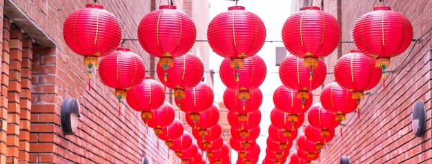 Lanterna vermelha redonda bonita pendurada na velha rua tradicional, conceito do festival do ano novo lunar chinês, close-up.