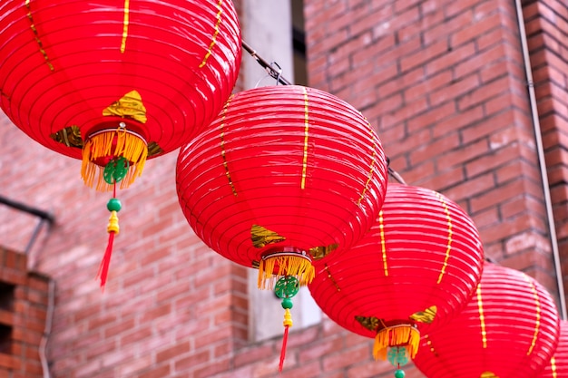 Lanterna vermelha redonda bonita pendurada na velha rua tradicional, o conceito do festival do ano novo lunar chinês, close-up. a palavra subjacente significa bênção.